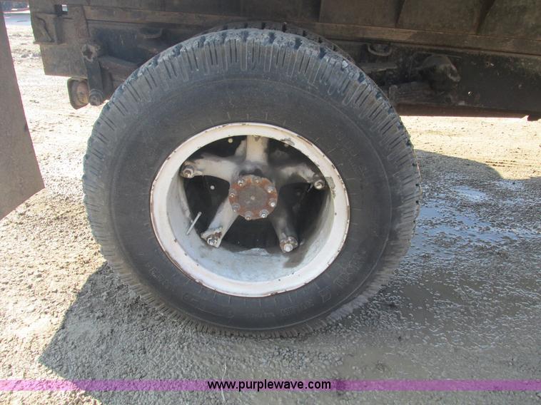 image for item E2832 1977 International Loadstar 1700 dump truck