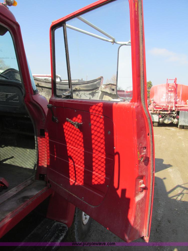 image for item E2832 1977 International Loadstar 1700 dump truck