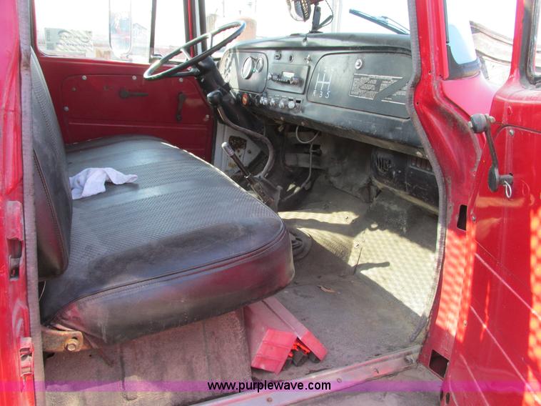 image for item E2832 1977 International Loadstar 1700 dump truck