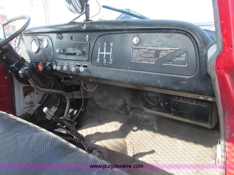 image for item E2832 1977 International Loadstar 1700 dump truck