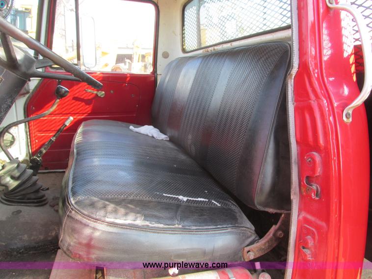 image for item E2832 1977 International Loadstar 1700 dump truck