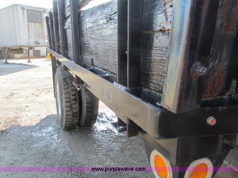 image for item E2832 1977 International Loadstar 1700 dump truck