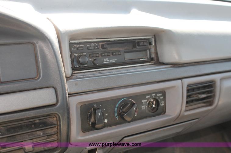 image for item E3000 1994 Ford F350 XL flatbed truck