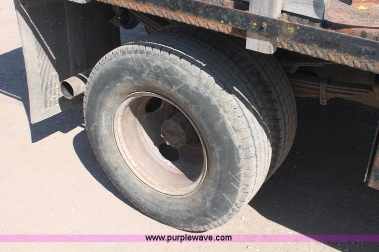 image for item E3000 1994 Ford F350 XL flatbed truck