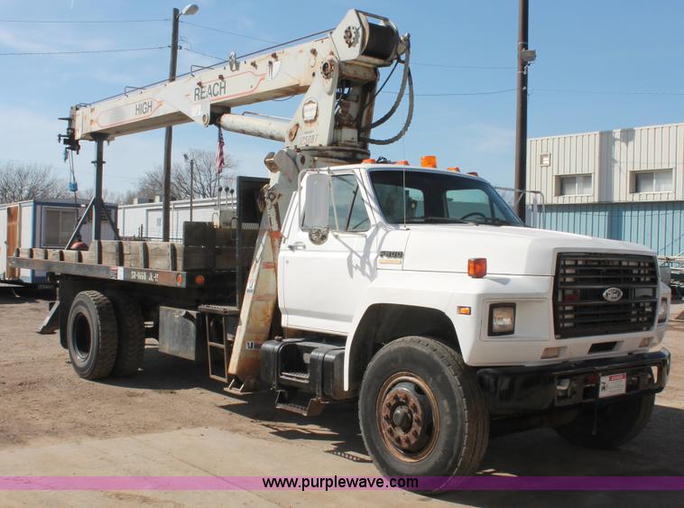 image for item E3244 1989 Ford F800 crane truck