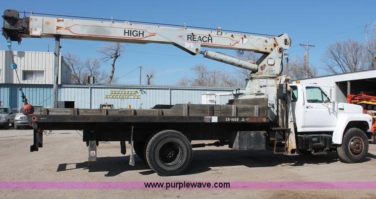 image for item E3244 1989 Ford F800 crane truck