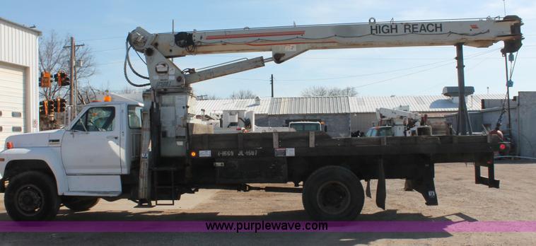 image for item E3244 1989 Ford F800 crane truck