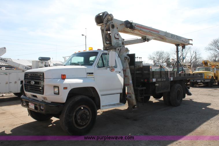 image for item E3244 1989 Ford F800 crane truck