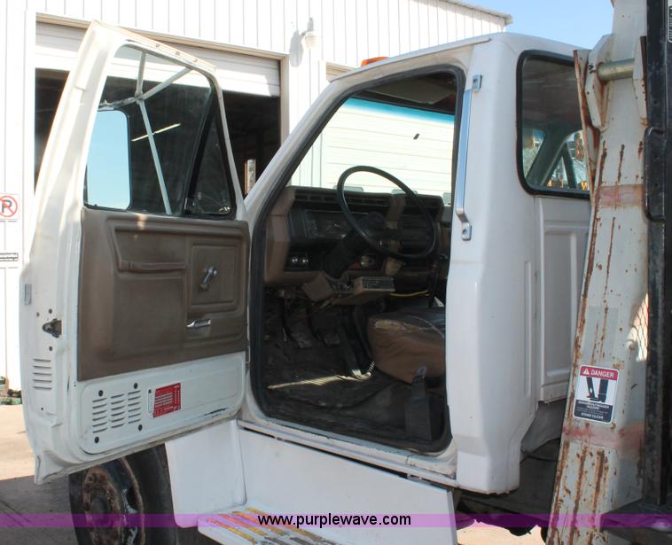 image for item E3244 1989 Ford F800 crane truck