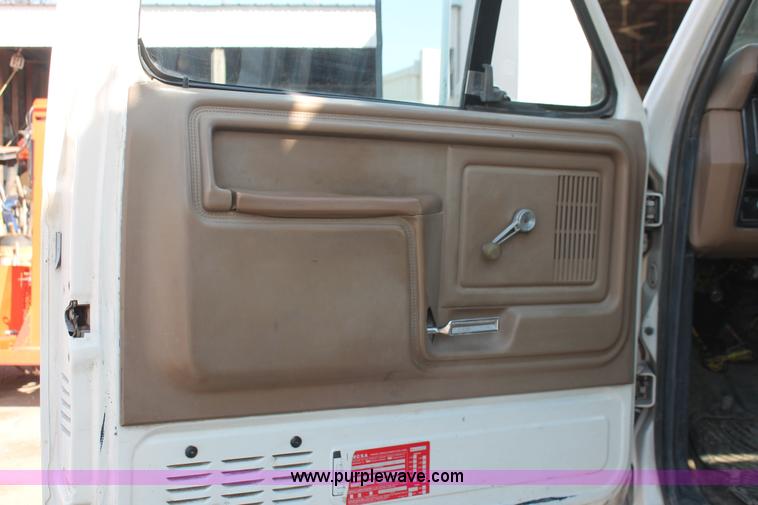 image for item E3244 1989 Ford F800 crane truck