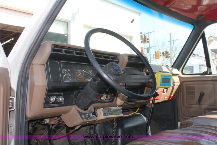 image for item E3244 1989 Ford F800 crane truck