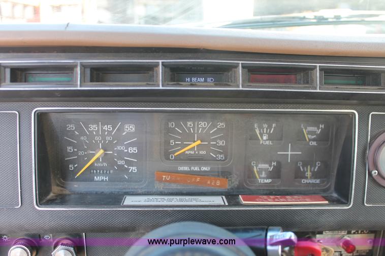 image for item E3244 1989 Ford F800 crane truck