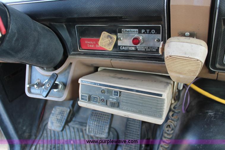 image for item E3244 1989 Ford F800 crane truck