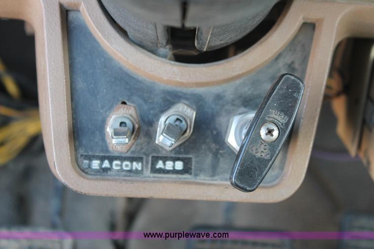 image for item E3244 1989 Ford F800 crane truck