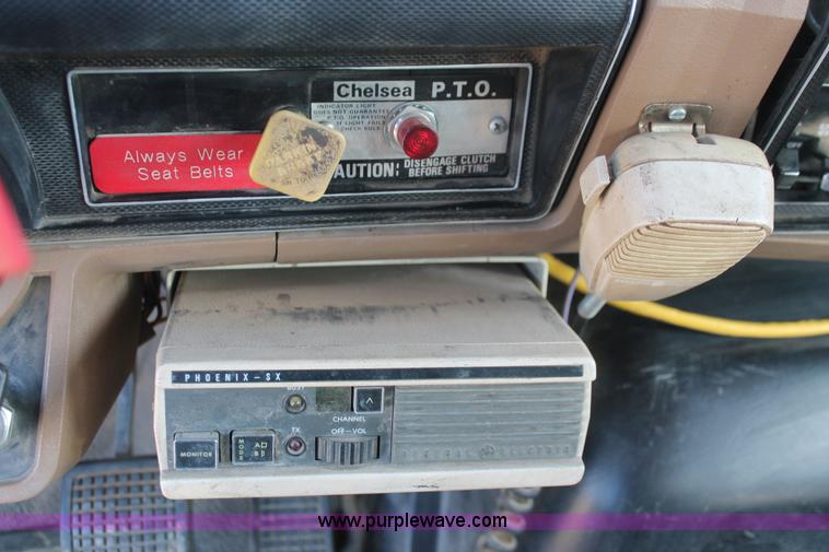 image for item E3244 1989 Ford F800 crane truck