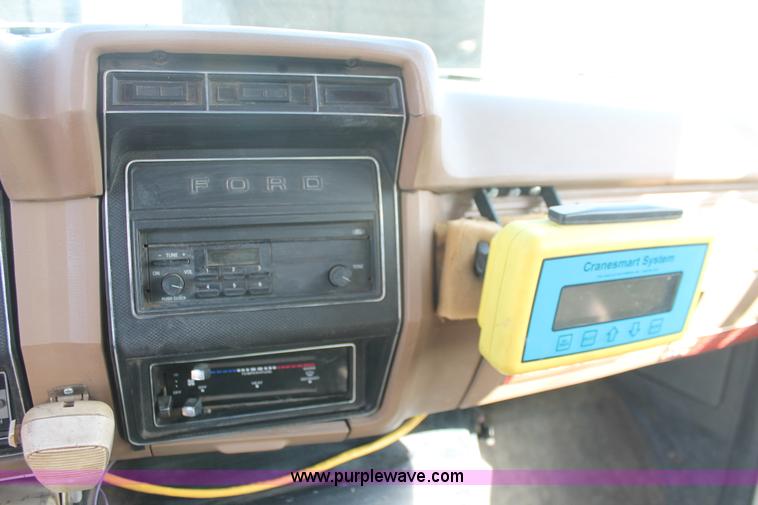 image for item E3244 1989 Ford F800 crane truck