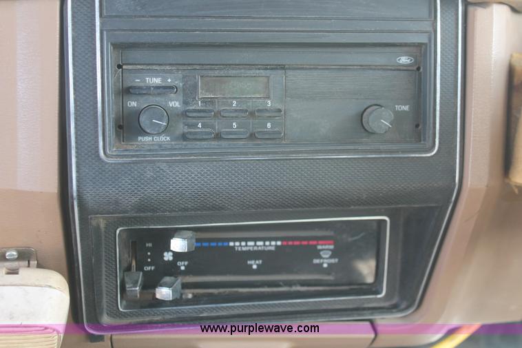 image for item E3244 1989 Ford F800 crane truck