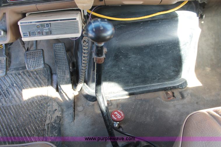 image for item E3244 1989 Ford F800 crane truck