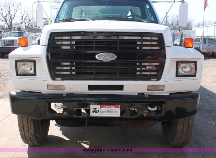 image for item E3244 1989 Ford F800 crane truck
