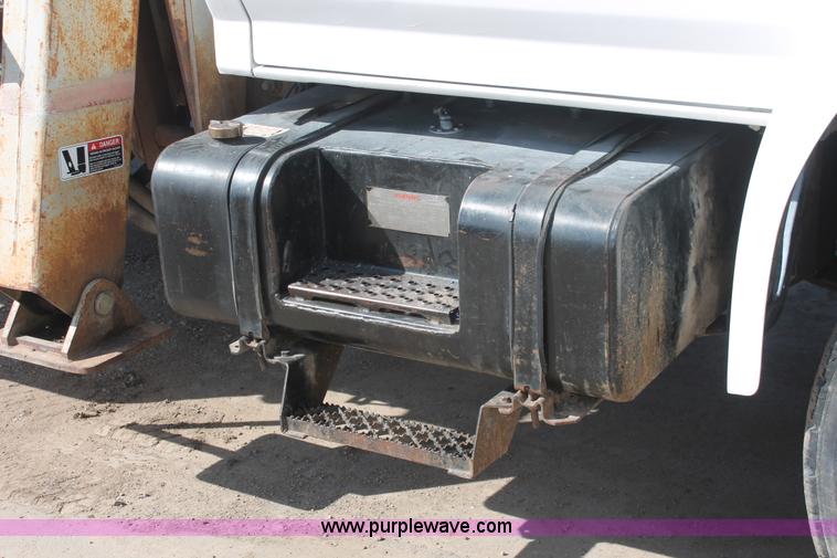 image for item E3244 1989 Ford F800 crane truck