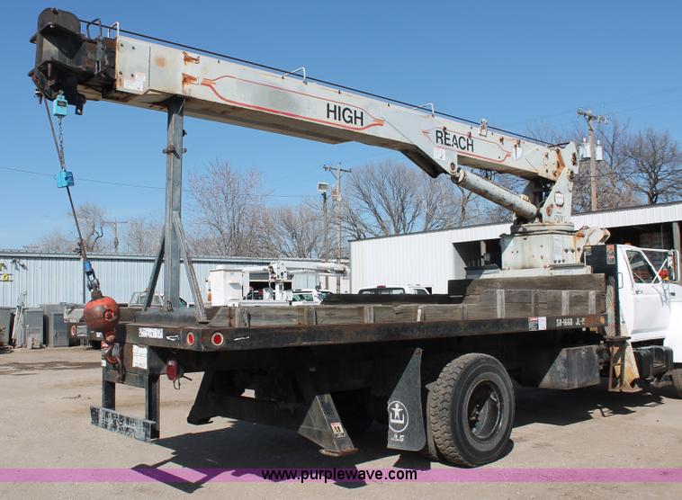 image for item E3244 1989 Ford F800 crane truck