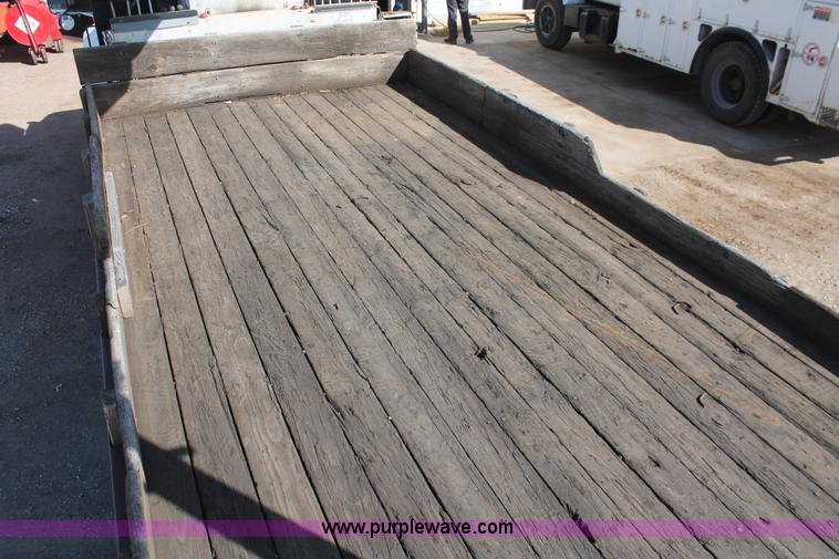 image for item E3244 1989 Ford F800 crane truck