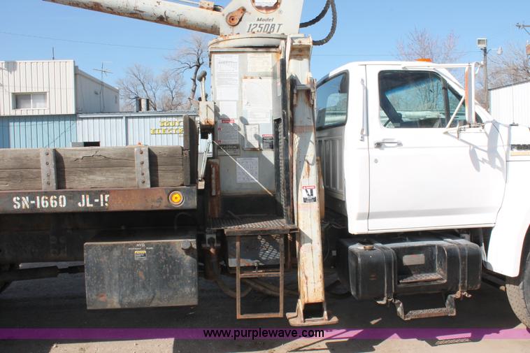 image for item E3244 1989 Ford F800 crane truck