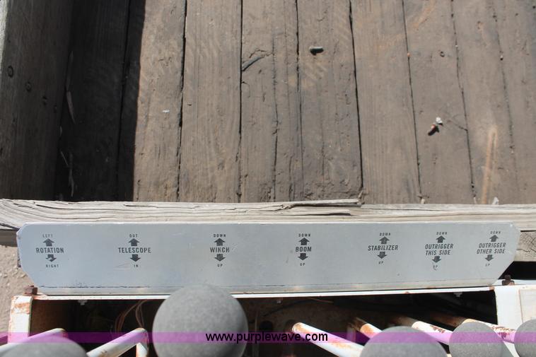 image for item E3244 1989 Ford F800 crane truck