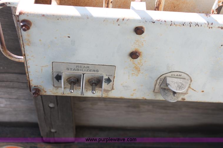 image for item E3244 1989 Ford F800 crane truck