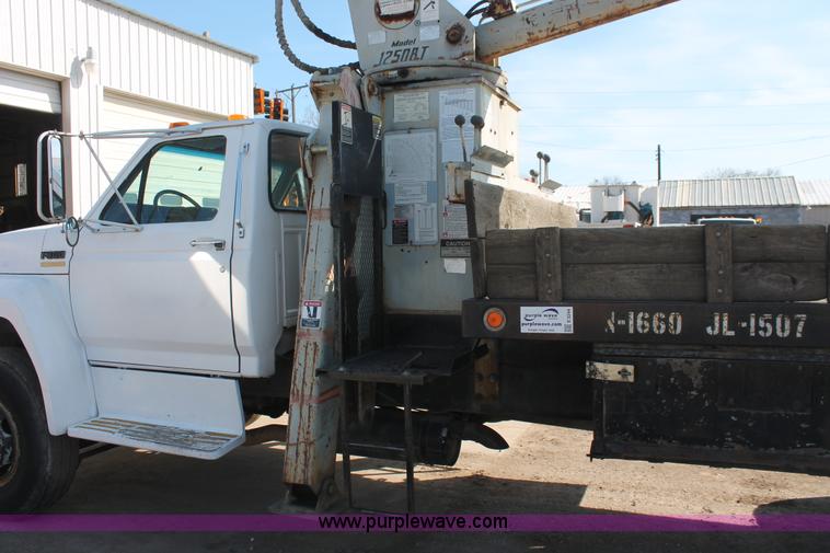 image for item E3244 1989 Ford F800 crane truck