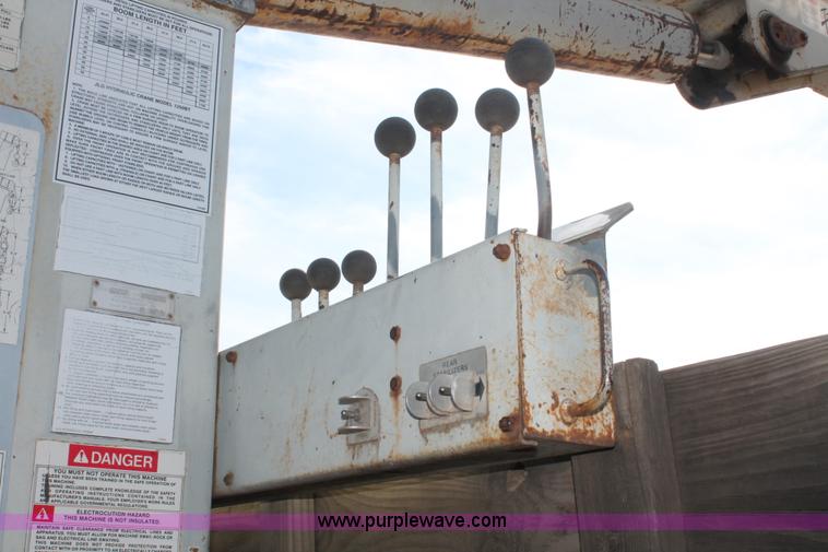 image for item E3244 1989 Ford F800 crane truck