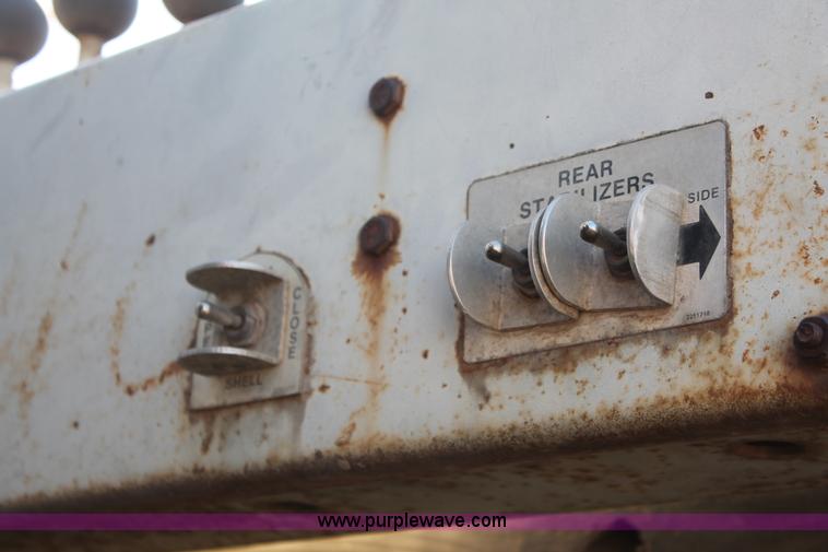 image for item E3244 1989 Ford F800 crane truck