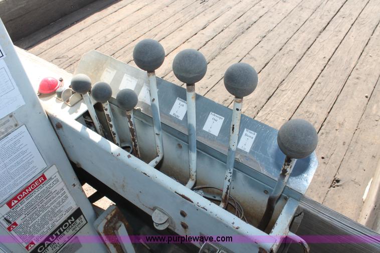 image for item E3244 1989 Ford F800 crane truck