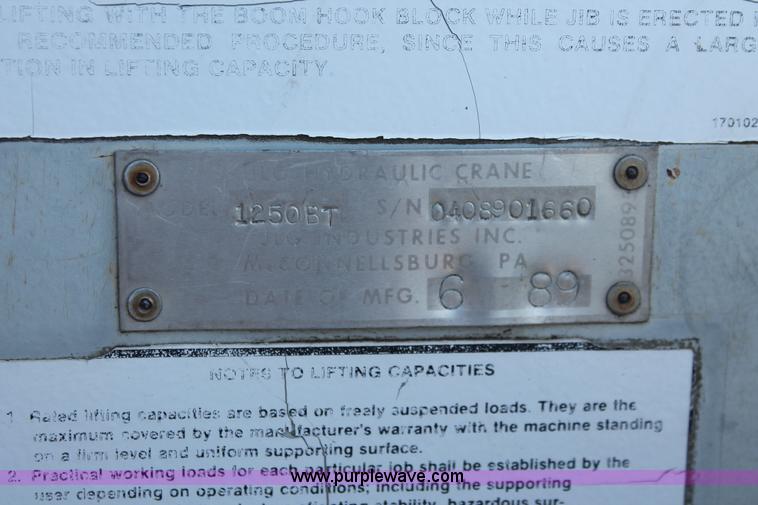 image for item E3244 1989 Ford F800 crane truck