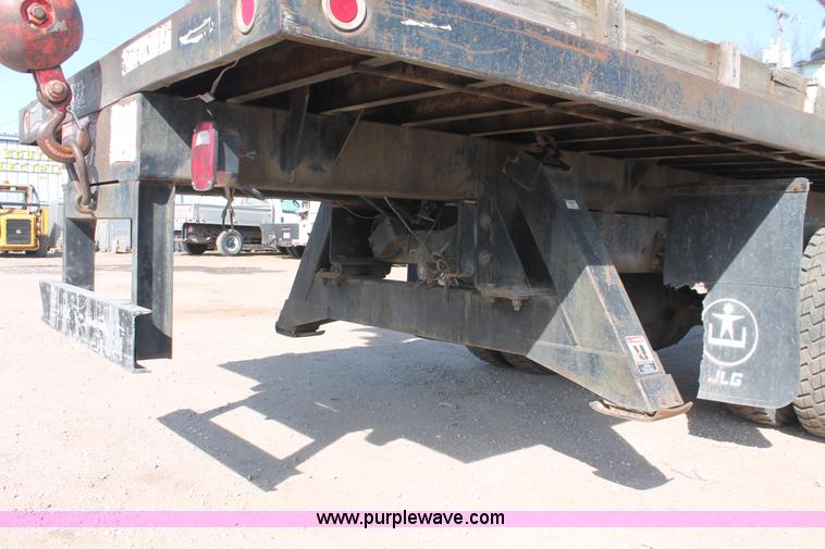 image for item E3244 1989 Ford F800 crane truck