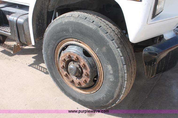 image for item E3244 1989 Ford F800 crane truck