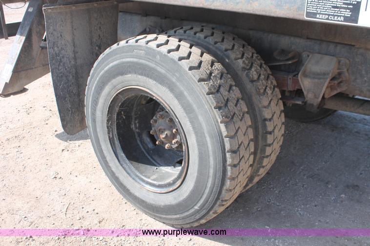 image for item E3244 1989 Ford F800 crane truck