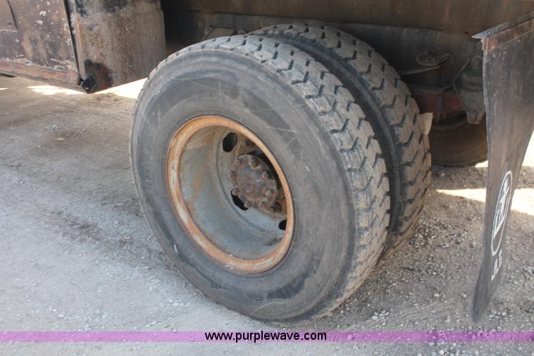 image for item E3244 1989 Ford F800 crane truck