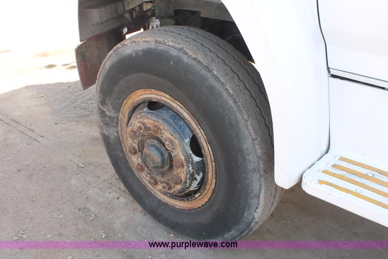 image for item E3244 1989 Ford F800 crane truck