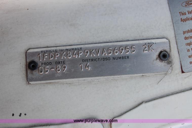 image for item E3244 1989 Ford F800 crane truck