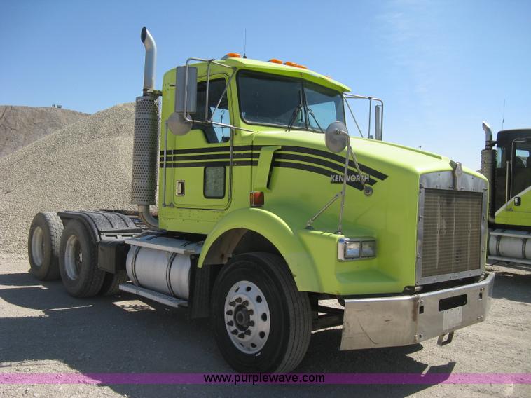 image for item E3300 1997 Kenworth T800 semi truck