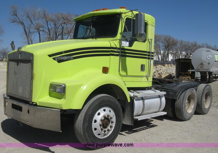 image for item E3300 1997 Kenworth T800 semi truck