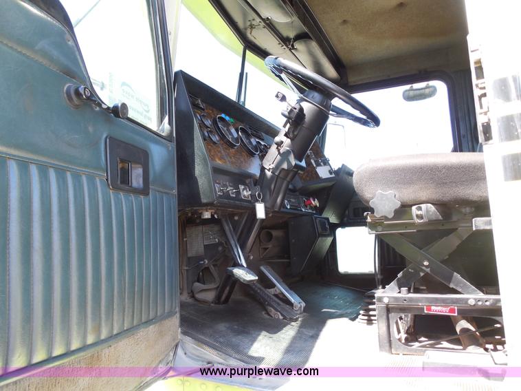 image for item E3300 1997 Kenworth T800 semi truck