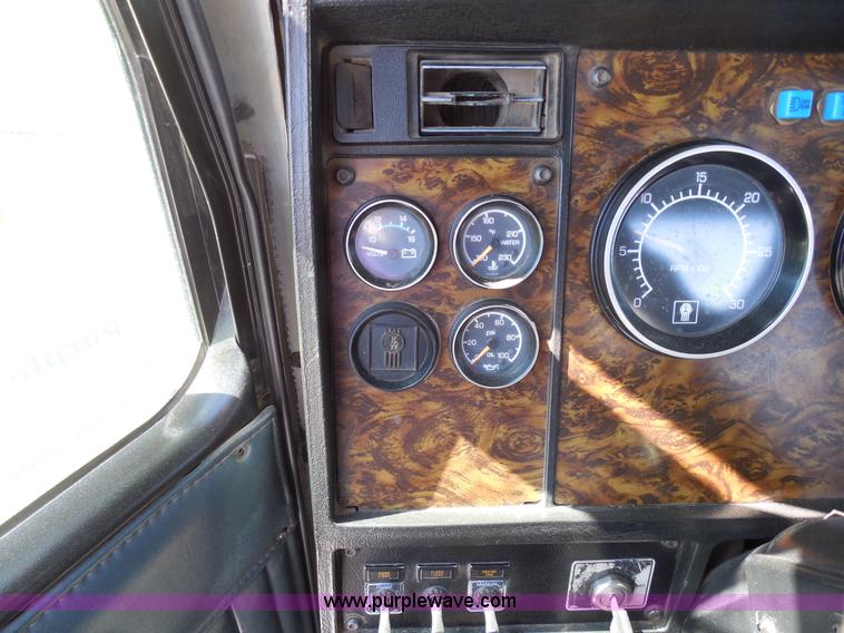image for item E3300 1997 Kenworth T800 semi truck