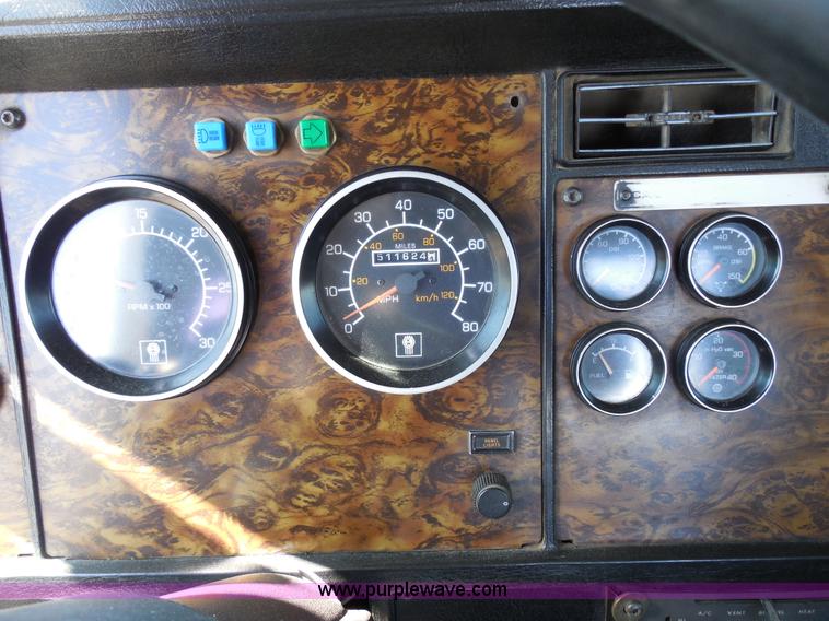 image for item E3300 1997 Kenworth T800 semi truck