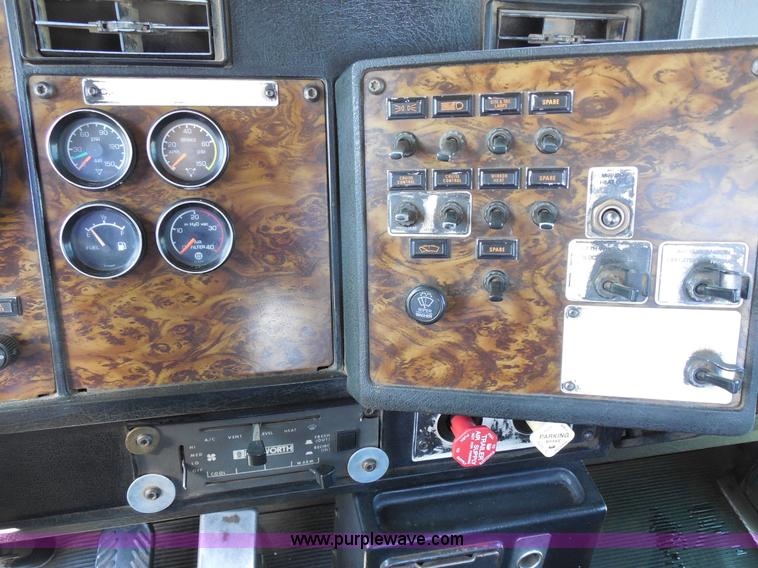 image for item E3300 1997 Kenworth T800 semi truck