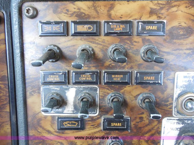 image for item E3300 1997 Kenworth T800 semi truck