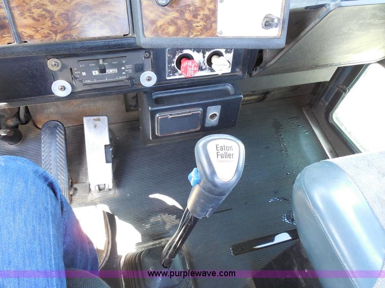 image for item E3300 1997 Kenworth T800 semi truck