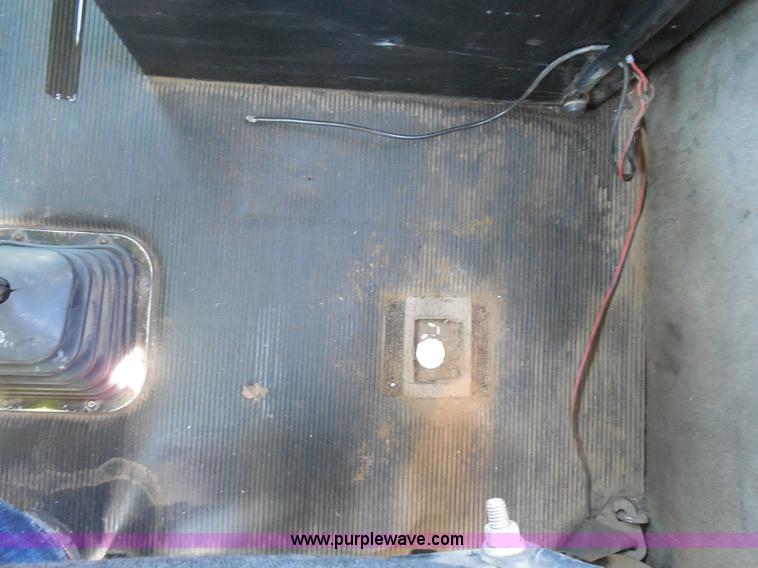 image for item E3300 1997 Kenworth T800 semi truck