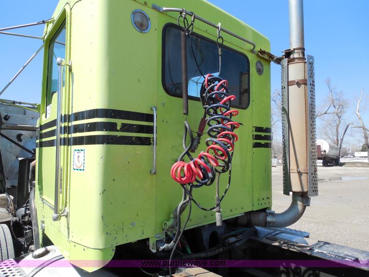 image for item E3300 1997 Kenworth T800 semi truck